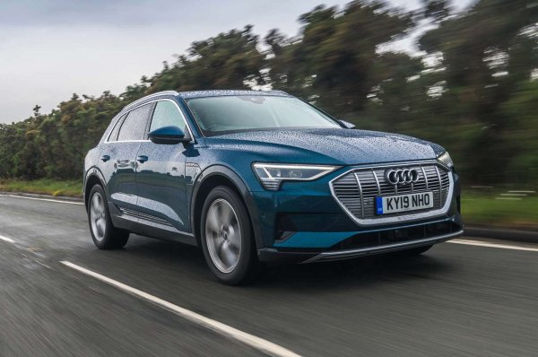 Пристигна като първата изцяло електрическа кола на немската марка.  И включваше впечатляваща технология и комфортно пътуване. 

Предлагат се два размера батерии: модел 50 получава задвижване с 308 к.с. и 77kWh батерия, докато 55 използват модул с 95 kWh с различна мощност. Обхватът е до 408 км, което не е толкова добро число.
 
Вътре e-tron е много добре сглобен. Натъпкан с висококачествени материали и много удобен. Има място за пътниците, като бие Jaguar I-Pace в това отношение. Използваните модели с по-малък пробег започват от около 23 000 евро, но по-мощната батерия вдига мизата до около 35 500 евро.
